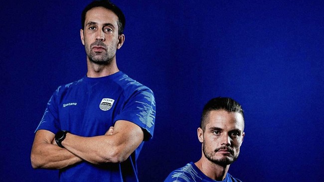Persib Bandung memastikan Kitas untuk dua asisten pelatih baru Luis Milla yaitu Manuel Perez Cascallana dan Carlos Grande Rodriguez sudah tuntas.