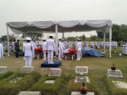 Pilot dan Kopilot Pesawat Latih TNI AL Dimakamkan Berdampingan di Sidoarjo