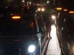 Penampakan Puluhan Taksi Hitam Berkumpul di Istana Buckingham