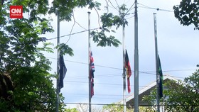 VIDEO: Konsulat Inggris Dan Australia Kibarkan Bendera Setengah Tiang