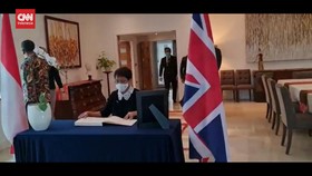 VIDEO: Menlu RI Tanda Tangani Buku Belasungkawa di Kedubes Inggris