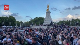 VIDEO: Momen Warga Nyanyikan God Save The Queen di Istana Buckingham