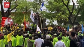 VIDEO: Unjuk Rasa Mahasiwa Diwarnai Tawuran Antar Sesama Demonstran