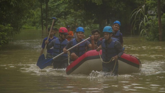 FOTO: Tanah Longsor dan Banjir Rendam Hulu Sungai Tengah