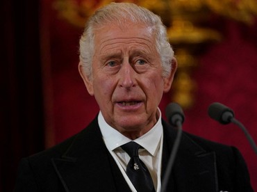 Kesedihan Raja Charles III Resmikan Patung Pangeran Philip & Ratu Elizabeth II
