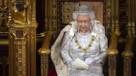 FOTO: Deret Koleksi Perhiasan dan Mahkota Ratu Elizabeth II