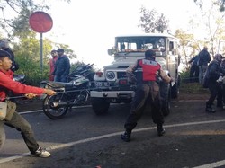 Jip Angkut Wisatawan Terjun ke Jurang Bromo, 2 Orang Tewas