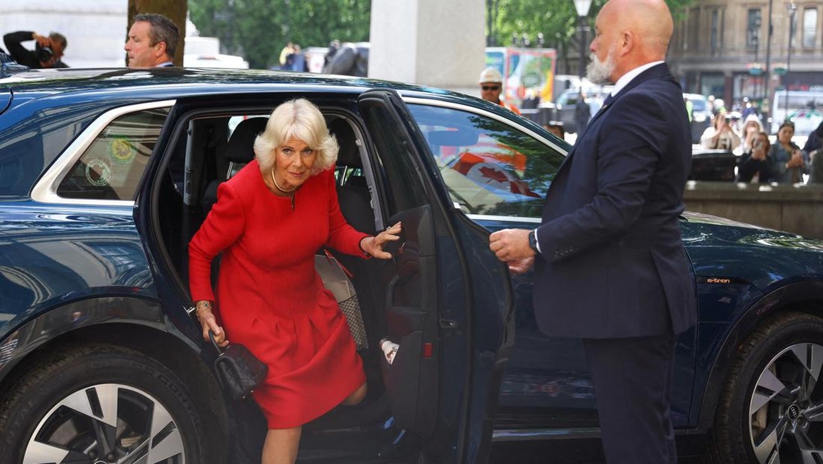 FOTO: Konservatif dan Aman, Gaya Camilla Sang Permaisuri Baru Inggris
