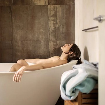 5 Hal yang Tidak Boleh Dilakukan Saat Mandi, Salah Satunya Jangan Mandi Saat Ada Petir!