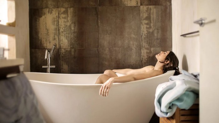 5 Hal yang Tidak Boleh Dilakukan Saat Mandi, Salah Satunya Jangan Mandi Saat Ada Petir!