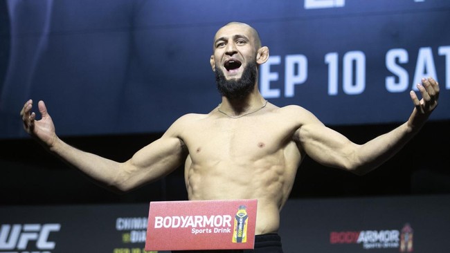 Bintang UFC Khamzat Chimaev mengungkapkan kemarahan menyusul insiden pembakaran Al Quran yang dilakukan politikus sayap kanan Swedia, Rasmus Paludan.