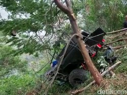 Jip Terjun Bebas ke Jurang Bromo Saat Menanjak di Tikungan Bukit Cinta