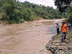 Horor! Viral Seorang Pria Terseret Arus Sungai di Sukabumi