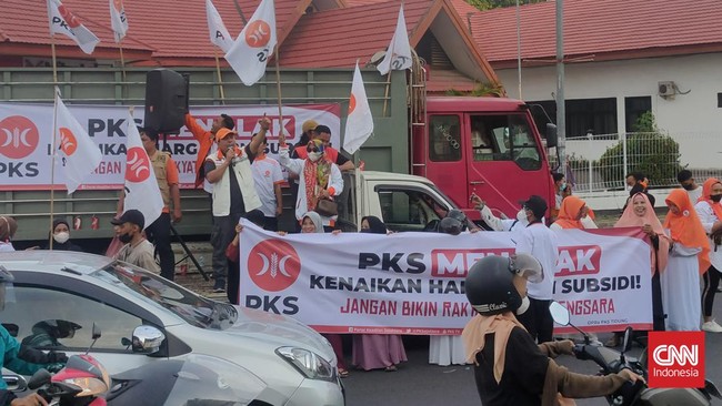 Ketua PKS Makassar, Anwar Faruk mendesak pemerintah mendengarkan suara rakyat dan segera menurunkan kembali harga BBM bersubdi.