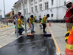 Rawan Pemotor Tergelincir, Jalan di Kota Tua Mulai Dilapisi Anti-skid