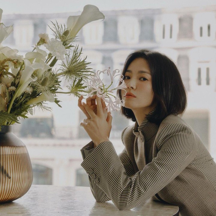 <p>Ketika syuting, kulit Song Hye Kyo selalu kering. Ia pun selalu menghidrasi kulit dengan serum dan <em>essense</em>. (Foto: Instagram: @kyo1122)</p>