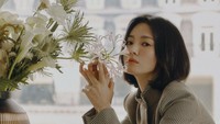 <p>Ketika syuting, kulit Song Hye Kyo selalu kering. Ia pun selalu menghidrasi kulit dengan serum dan <em>essense</em>. (Foto: Instagram: @kyo1122)</p>
