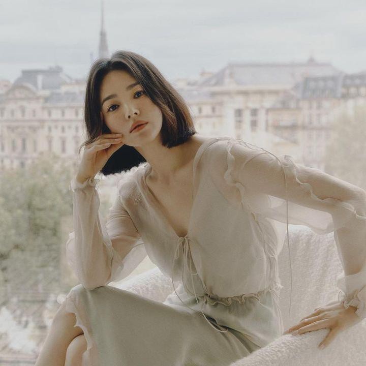<p>Melihat dari laman <em>KPop Mag,</em> Song Hye Kyo ternyata selalu menggunakan <em>cleansing oil</em> atau <em>cleansing cream</em> sebelum membersihkan kulit dengan sabun cuci muka. (Foto: Instagram: @kyo1122)</p>