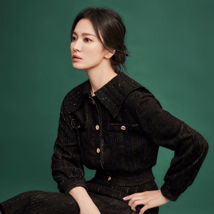 <p>Kecantikan Song Hye Kyo membuat banyak wanita ingin meniru gaya berdandannya. Mantan istri Song Jong Ki ini pun ditunjuk sebagai salah satu ikon kecantikan wanita Asia. (Foto: Instagram: @kyo1122)</p>
