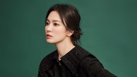 <p>Kecantikan Song Hye Kyo membuat banyak wanita ingin meniru gaya berdandannya. Mantan istri Song Jong Ki ini pun ditunjuk sebagai salah satu ikon kecantikan wanita Asia. (Foto: Instagram: @kyo1122)</p>