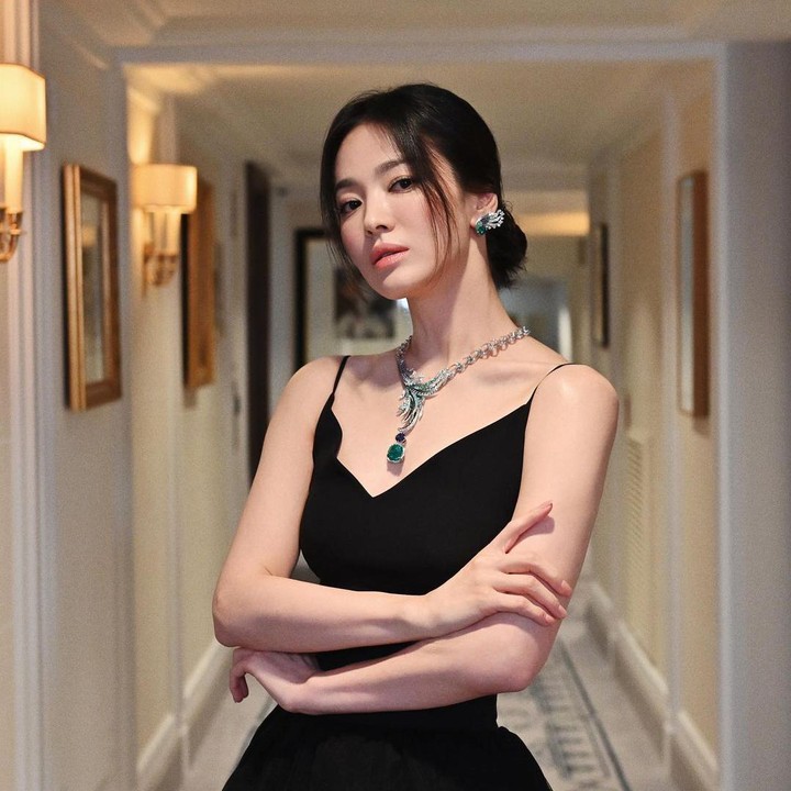 <p>Hal yang paling penting bagi Hye Kyo adalah alis yang rapi. Ia akan membentuk alisnya sesuai dengan bentuk wajah dan tidak terlalu berlebihan. (Foto: Instagram: @kyo1122)</p>