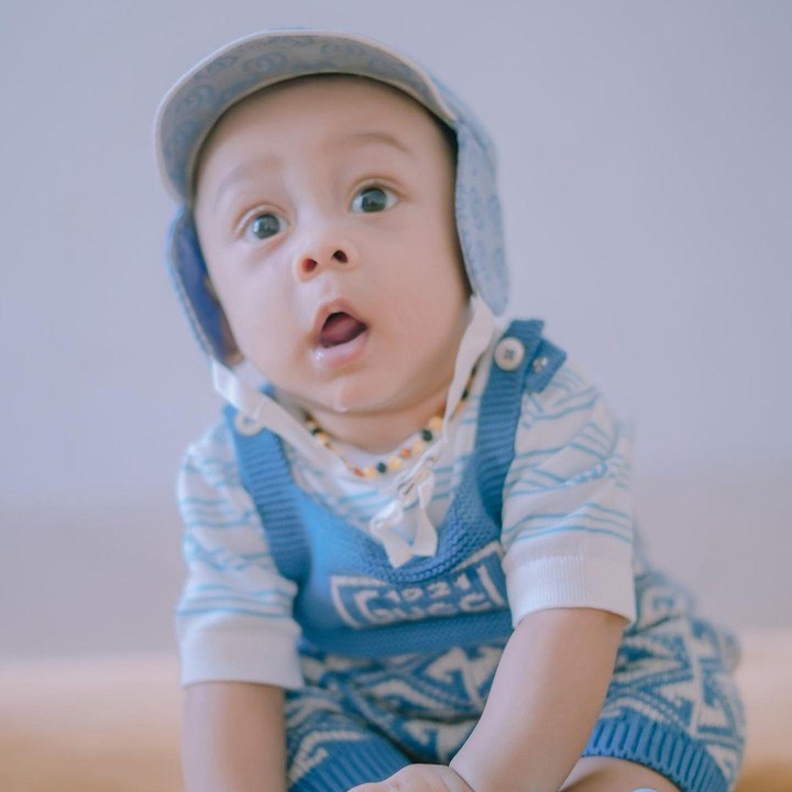 <p>Kini, usia Fatih hampir menginjak satu tahun. Fatih bahkan terlihat semakin ganteng, Bunda. OOTD-nya pun kerap mendapat pujian dari netizen. "Masya Allah gantenge Mas Fatih," tulis netizen lainnya. (Foto: Instagram: @lestykejora)</p>