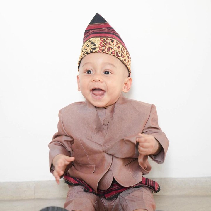 <p>Tingkah laku Fatih yang menggemaskan sering kali diperlihatkan Lesti dan Rizky Billar melalui unggahan mereka di Instagram. Ekspresi Fatih pun selalu memperlihatkan senyum manisnya. (Foto: Instagram: @lestykejora)</p>