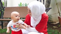 <p>Setelah menikah, Lesti Kejora dan Rizky Billar dikaruniai seorang anak bernama Muhammad Leslar Al-Fatih Billar, Bunda. Bayi yang akrab disapa Fatih ini lahir pada 26 Desember 2021 lalu. (Foto: Instagram: @lestykejora)</p>