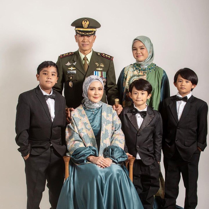 <p>Sebelum menikah, Juliana memang sudah sangat dekat dengan anak-anak sambungnya, Bunda. Ia bahkan melakukan sesi pemotretan bersama. (Foto: Instagram: @julianamoechtar)</p>