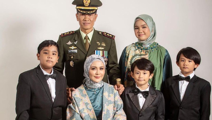 Potret Juliana Moechtar dengan Anak Sambungnya