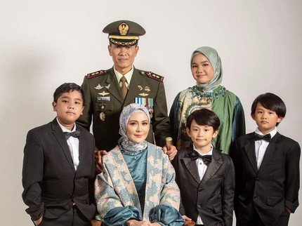 7 Potret Juliana Moechtar dengan Anak Sambungnya, Kedekatannya Dijpuji Netizen