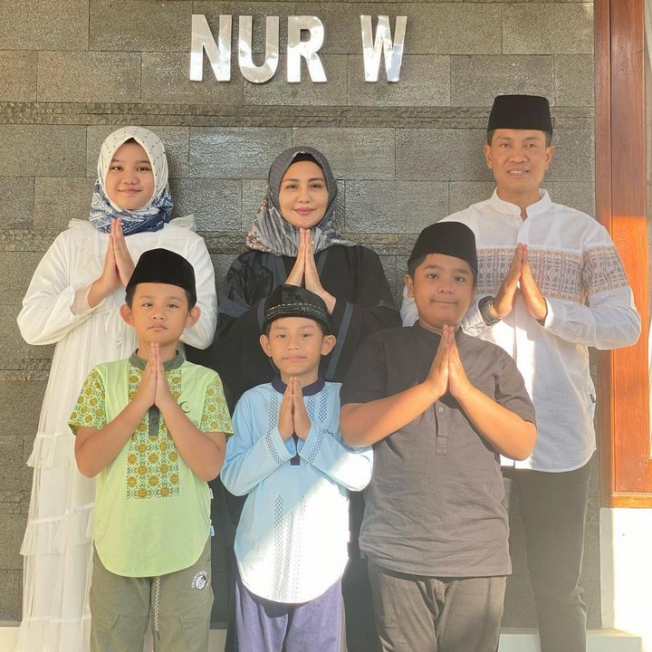 <p>Beberapa waktu lalu, Juliana Moechtar telah resmi menikah dengan anggota Kopassus, Nurwahyudi, Bunda. Juliana pun terlihat sangat dekat dengan anak-anak sambungnya tersebut. (Foto: Instagram: @julianamoechtar)</p>