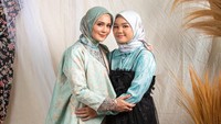 <p>Juliana juga sudah sangat akrab dengan anak sulung dari Nurwahyudi, Larissa. Keduanya terlihat bak sahabat. (Foto: Instagram: @julianamoechtar)</p>