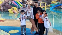 <p>Potret Juliana dan Larissa ini pun sempat mencuri perhatian netizen. Mereka menganggap wajah Juliana dan Larissa mirip, Bunda. (Foto: Instagram: @julianamoechtar)</p>