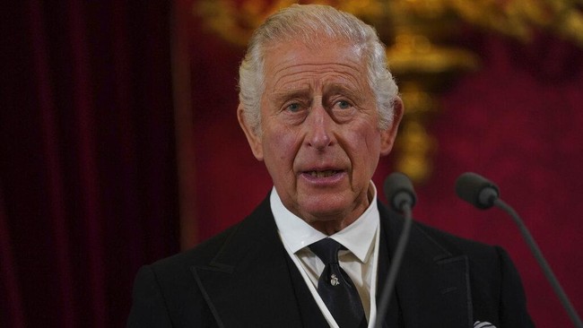 Netizen gaduh mengomentari gerutuan Raja Charles III hanya karena noda tinta pena yang menempel di tangannya.