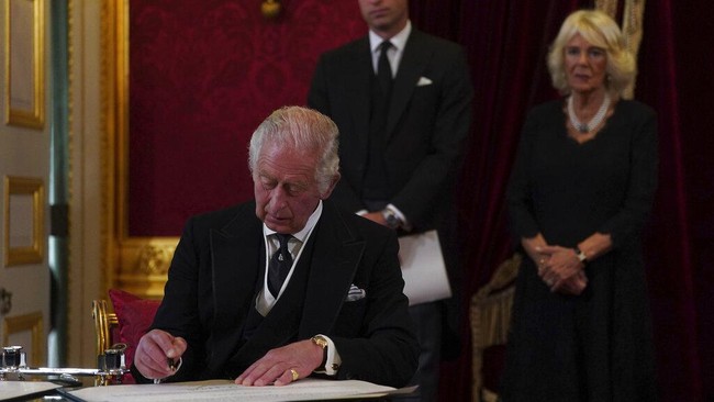 Viral Raja Charles III kedapatan menggerutu saat berada di Irlandia Utara terkait kunjungannya dalam penghormatan atas kematian sang ibu, Ratu Elizabeth II.