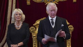 Bentley Buat Bantal Kabin Spesial Penobatan Raja Charles III