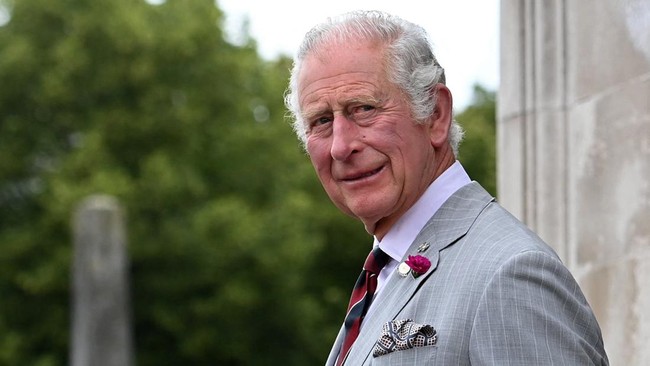 Sebuah video yang menampilkan Charles dan Camilla baca puisi saat natal 2020 disiarkan jelang debut pidato natal pertama sebagai Raja Inggris.