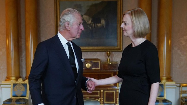 Sebelum memulai pertemuan resmi, Raja Charles sempat curhat soal momen kehilangan Ratu Elizabeth II pada PM Inggris Liz Truss.