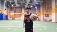Keren! 7 Potret Raphael Anak Sandra Dewi Jago Main Basket di Usia 4 Tahun