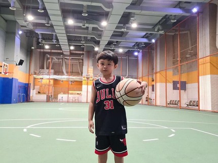 Keren! 7 Potret Raphael Anak Sandra Dewi Jago Main Basket di Usia 4 Tahun