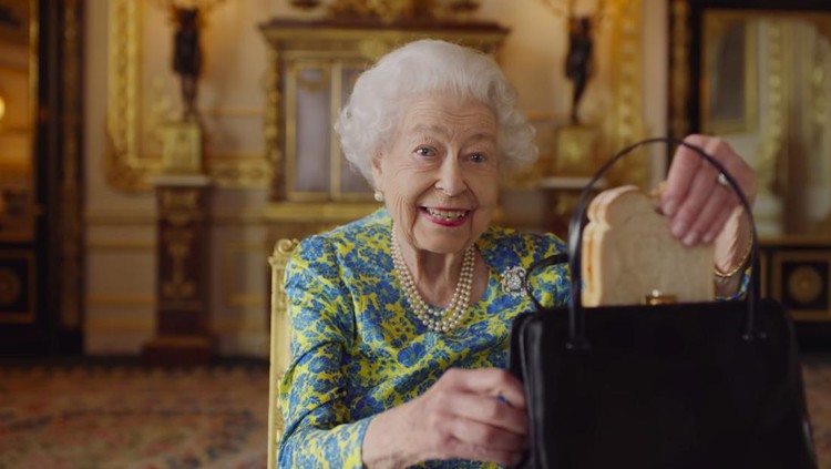 Ratu Elizabeth II Kenangan terakhir Paddington Bear bersama Ratu Elizabeth II