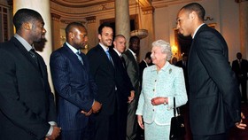 Momen Eboue Bikin Ratu Elizabeth II Tertawa Gara-gara Anjing