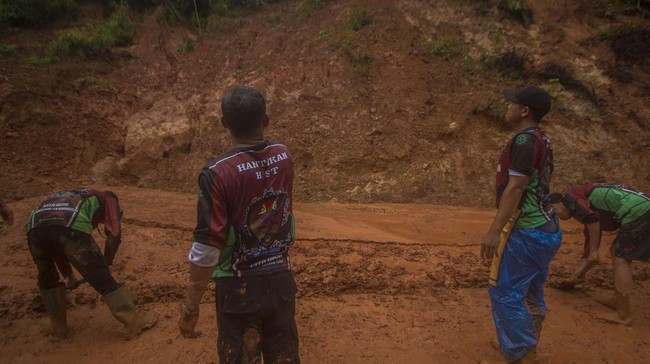 Sebanyak 11 kartu keluarga yang berada di Desa Noelmina, Kupang, NTT, dievakuasi usai longsor yang terjadi pada Jumat (17/2).