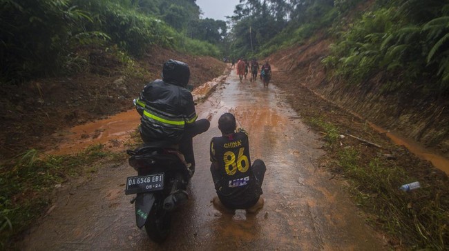 Terjadi antrean panjang beragam jenis kendaraan sepanjang lima kilometer ruas jalan Kabupaten Maros dengan Bone nan tertutup longsor.