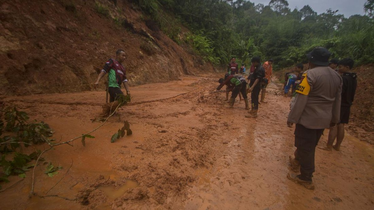 FOTO: Tanah Longsor dan Banjir Rendam Hulu Sungai Tengah