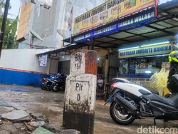 Tugu Titik 0 KM Palabuhanratu Berdiri di Antara Trotoar Rusak