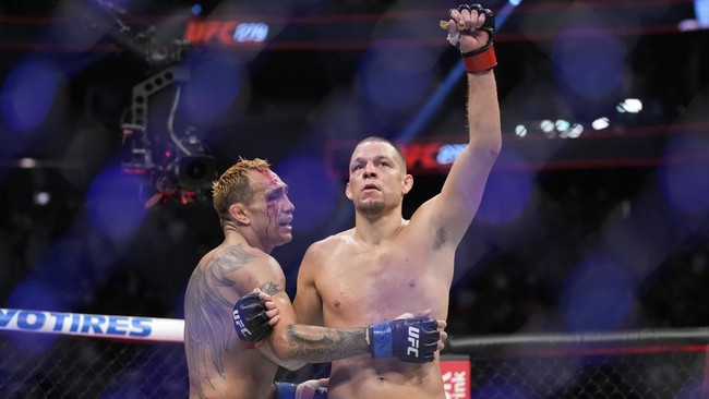 FOTO: Diaz Brutal Bikin Ferguson Luka pada Wajah dan Kaki di UFC 279