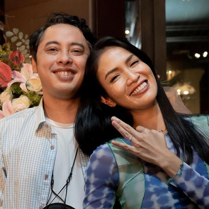 <p>Setelah menangis bahagia, Aulia Sarah memamerkan cincin di jari manisnya. Wajah wanita 31 tahun ini tampak berbinar-binar. (Foto: Instagram @owliasarah)</p>