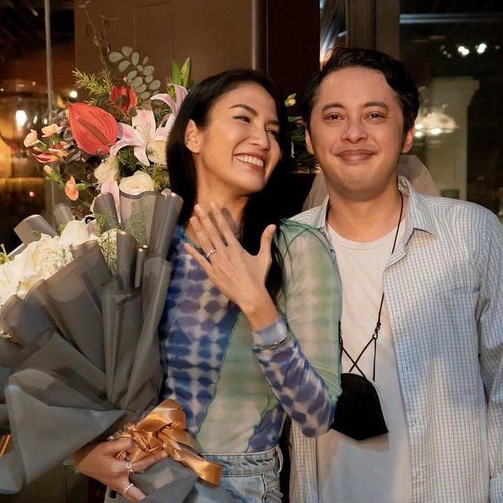 <p>Artis pemeran Badarawuhi di film KKN di Desa Penari, Aulia Sarah baru saja dilamar sang kekasih, Adityar Zulhyandra Aladin. Momen romantis tersebut dibagikan Aulia Sarah di akun Instagram miliknya, Bunda. (Foto: Instagram @owliasarah)</p>